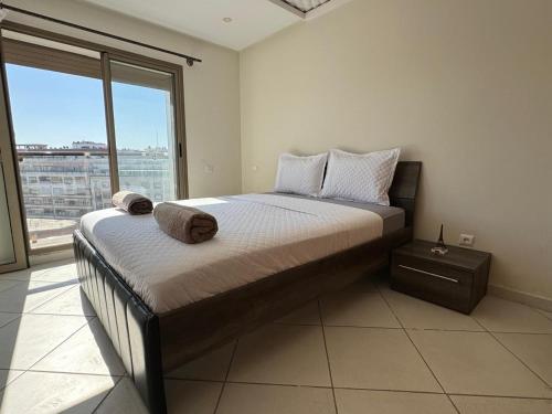 Un pat sau paturi într-o cameră la Élégant Appartement à Centre-ville Kenitra