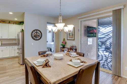 Dapur atau dapur kecil di Mesa Oasis with Heated Pool, Spa and Office
