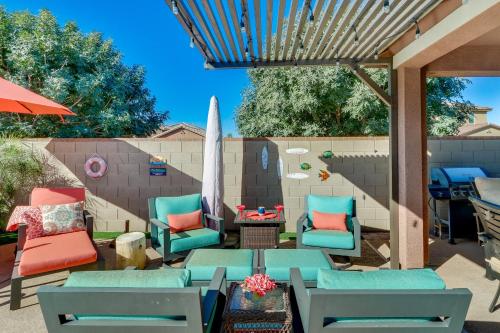 Ruang duduk di Mesa Oasis with Heated Pool, Spa and Office