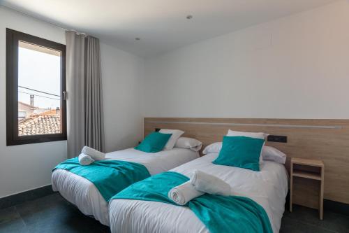 two beds sitting next to each other in a room at Hostal Dreamland in Gómezserracín
