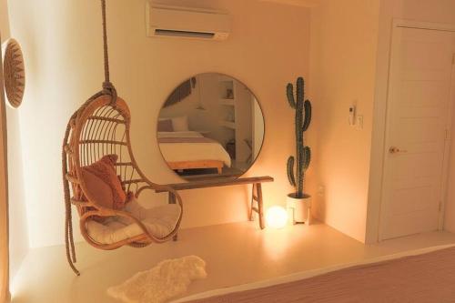 Habitación con silla mecedora y espejo en Sunset Sage House, en Joshua Tree