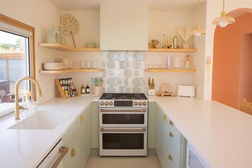 Una cocina o zona de cocina en Sunset Sage House