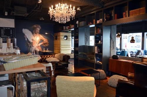 a restaurant with a painting of a woman on the wall at Hotel Des Bains in Granville