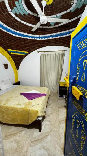 Una cama o camas en una habitación de Fadlos Anay Nubian Guesthouse فضلوس أناي