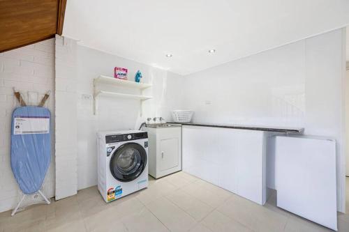 Dapur atau dapur kecil di Spacious Family 4BR with Pool Perfect for Groups