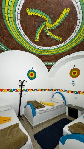Una cama o camas en una habitación de Fadlos Anay Nubian Guesthouse فضلوس أناي