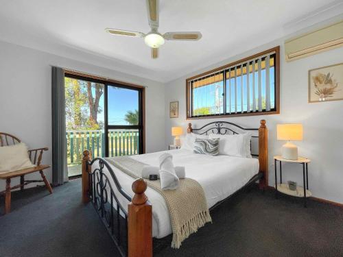 una camera da letto con un letto grande e un balcone di Hunter Homestead a Lovedale
