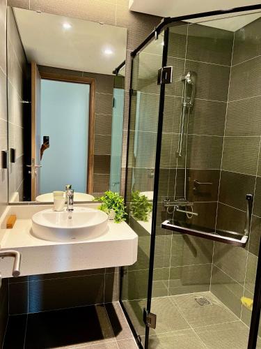 a bathroom with a sink and a shower at Căn 2 ngủ Landmark 2 Ecopark view hồ đẹp in HÆ°ng YÃªn