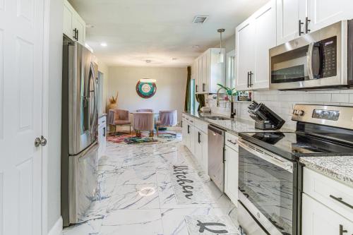 アーリントンにある4 Mi to ATandT Stadium Modern Home with Fenced Yardのギャラリーの写真