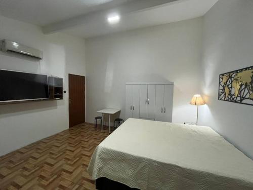 Katil atau katil-katil dalam bilik di Flat Studio em Área central com ar condicionado e Garagem