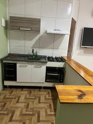 Dapur atau dapur kecil di Flat Studio em Área central com ar condicionado e Garagem