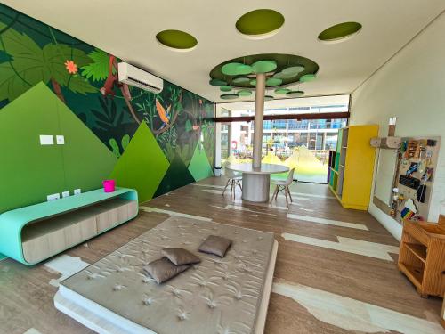 a childrens room with a bed and a table at MAKIA BEACH EXPERIENCE I Um lar no litoral in Ipojuca
