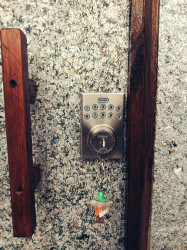 a knob on a wall with a frog on it at Cabaña 79 Papallacta Alpina in Papallacta
