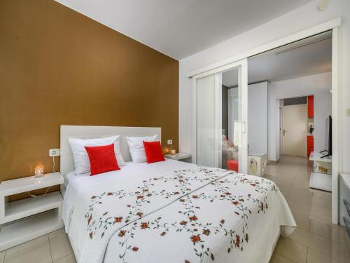 Apartment in Pore near Rock Beach