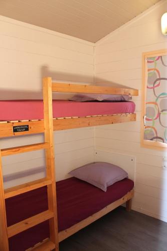 Katil dua tingkat atau katil-katil dua tingkat dalam bilik di Le Hameau des Genets