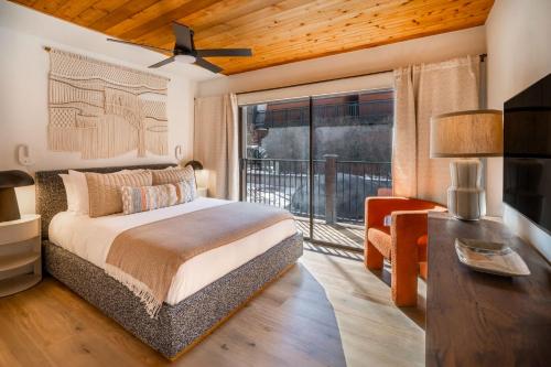 Ένα ή περισσότερα κρεβάτια σε δωμάτιο στο New Listing 1 BR Aspen Condo near Gondola