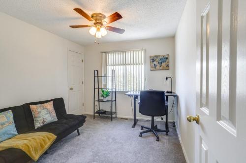 Χώρος καθιστικού στο Cozy Centennial Home with Fenced-In Backyard!