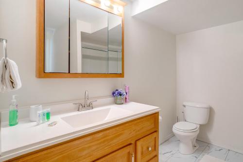 Ένα μπάνιο στο Cozy Centennial Home with Fenced-In Backyard!