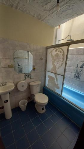 Vannas istaba naktsmītnē MANDALA HOSTAL CUENCA