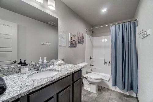 Executive Golf Course Home, Family Friendly في رابيد سيتي: حمام مع حوض ومرحاض ودش