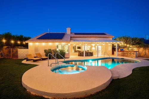 360 Mountain Views, Pool and Spa by MariamsBnbの敷地内または近くにあるプール