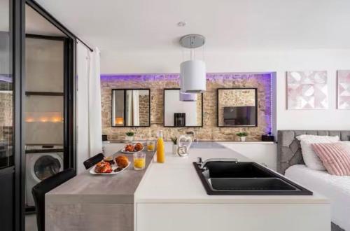 une cuisine avec un évier et un plan de travail dans l'établissement Cosy Love, à Saint-Alban-de-Roche