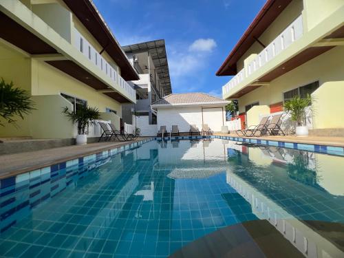 Kolam renang di atau dekat dengan Sunrise Serenity Phuket Resort