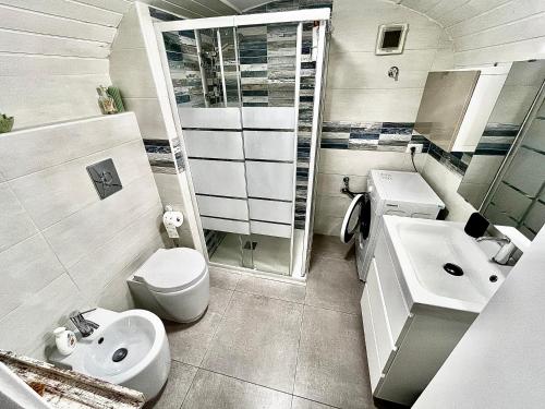 a bathroom with a toilet and a sink at Onda Marina in Naples