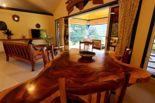 a wooden table in a living room with a dining room at Potter House TSUKAMOTO Vue sur Baie de Maroe in HUH