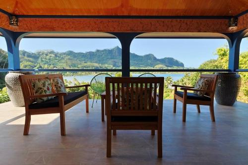 a porch with chairs and a view of the water at Potter House TSUKAMOTO Vue sur Baie de Maroe in HUH