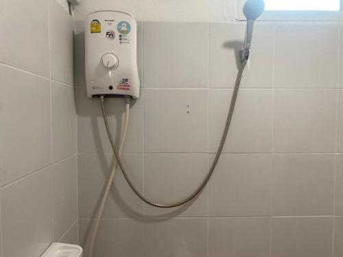 - Baño con ducha y manguera en la pared en Arya Bungalow, en Phra Ae beach