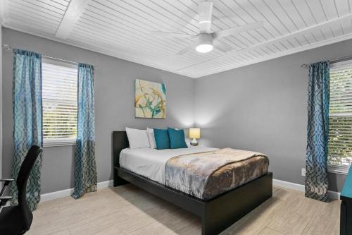 Katil atau katil-katil dalam bilik di Family Paradise with Pool in Crystal Beach