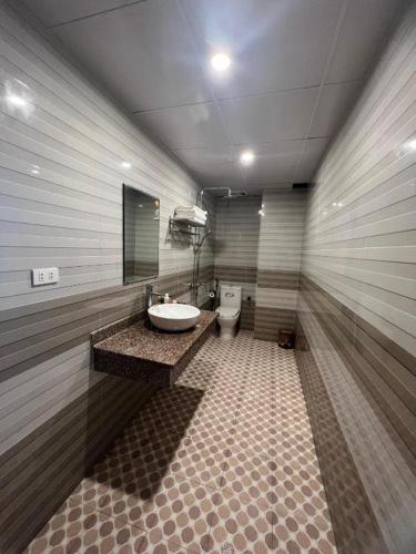 Bilik mandi di Mạnh Quỳnh Hotel