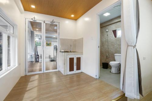 une grande salle de bain avec douche et toilettes dans l'établissement Villa Baldeo Resort, à Campo