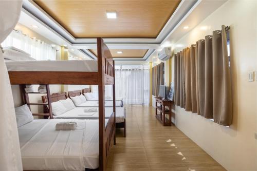 Ce dortoir dispose de lits superposés et d'un couloir. dans l'établissement Villa Baldeo Resort, à Campo