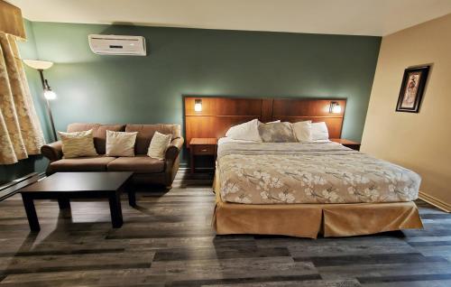 Ένα ή περισσότερα κρεβάτια σε δωμάτιο στο Hotel-Motel Drummond