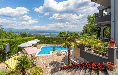 Blick vom Balkon eines Hauses mit Swimmingpool in der Unterkunft Lovely Home In Bregi With Wifi in Breza