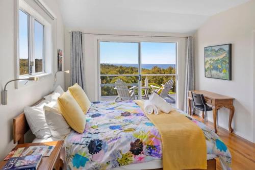 Un dormitorio con una cama y una ventana grande. en The Whale Lookout, Eagle Bay, en Dunsborough