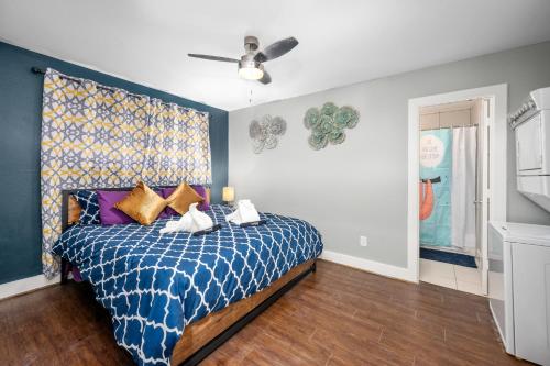a bedroom with a bed and a ceiling fan at 1BR King Bed Apt, Free Park Close to Medical Center in Houston
