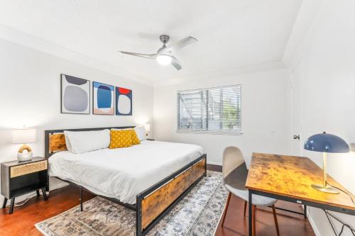 a bedroom with a bed and a desk at Heart of SoCo 2BR and 1BR King Suites with Free Parking, Pool, and Laundry Center in Austin