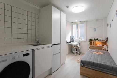 cocina con lavadora en una habitación en Forest, en Seúl