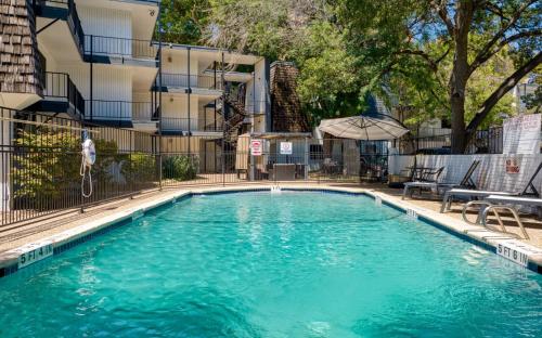 a swimming pool in front of a building at Heart of SoCo 2BR and 1BR King Suites with Free Parking, Pool, and Laundry Center in Austin