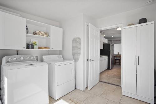 Gallery image of 15 min to JT Park Hot Tub Cute Design Full Kitchen in Yucca Valley