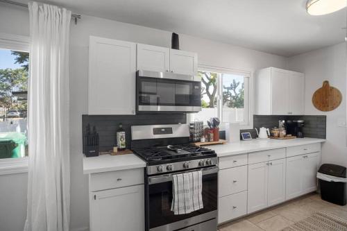 Gallery image of 15 min to JT Park Hot Tub Cute Design Full Kitchen in Yucca Valley