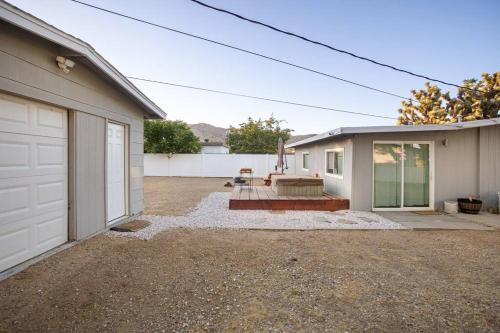 Gallery image of 15 min to JT Park Hot Tub Cute Design Full Kitchen in Yucca Valley