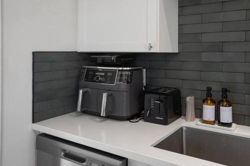 Gallery image of 15 min to JT Park Hot Tub Cute Design Full Kitchen in Yucca Valley