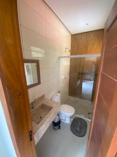 a bathroom with a tub and a toilet at Casa Amarilla Alter in Alter do Chao