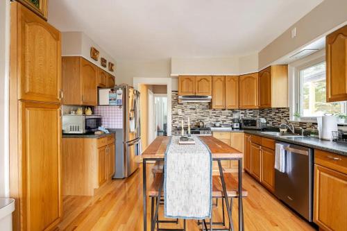 Gem by the water with firepit & all fenced backyard 2 Bedroomsにあるキッチンまたは簡易キッチン