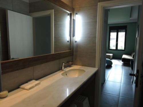 Ένα μπάνιο στο Derveni Luxury Apartments