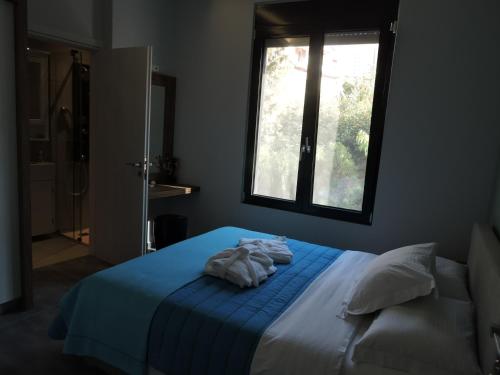 Ένα ή περισσότερα κρεβάτια σε δωμάτιο στο Derveni Luxury Apartments